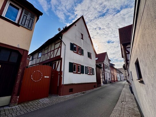 Charmantes, kleines Fachwerkanwesen mit Innenhof und rückwärtigem Bau in der Altstadt von Babenhausen!