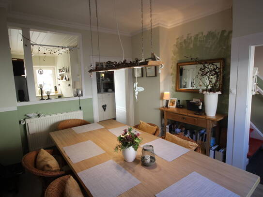 Komplett modernisiertes Reihenhaus mit 3 Zimmern, Wintergarten und Garten