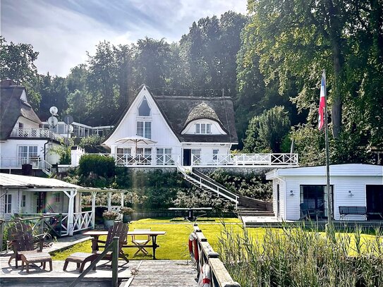 Reetdachhaus mit Wassergrundstück am Dieksee