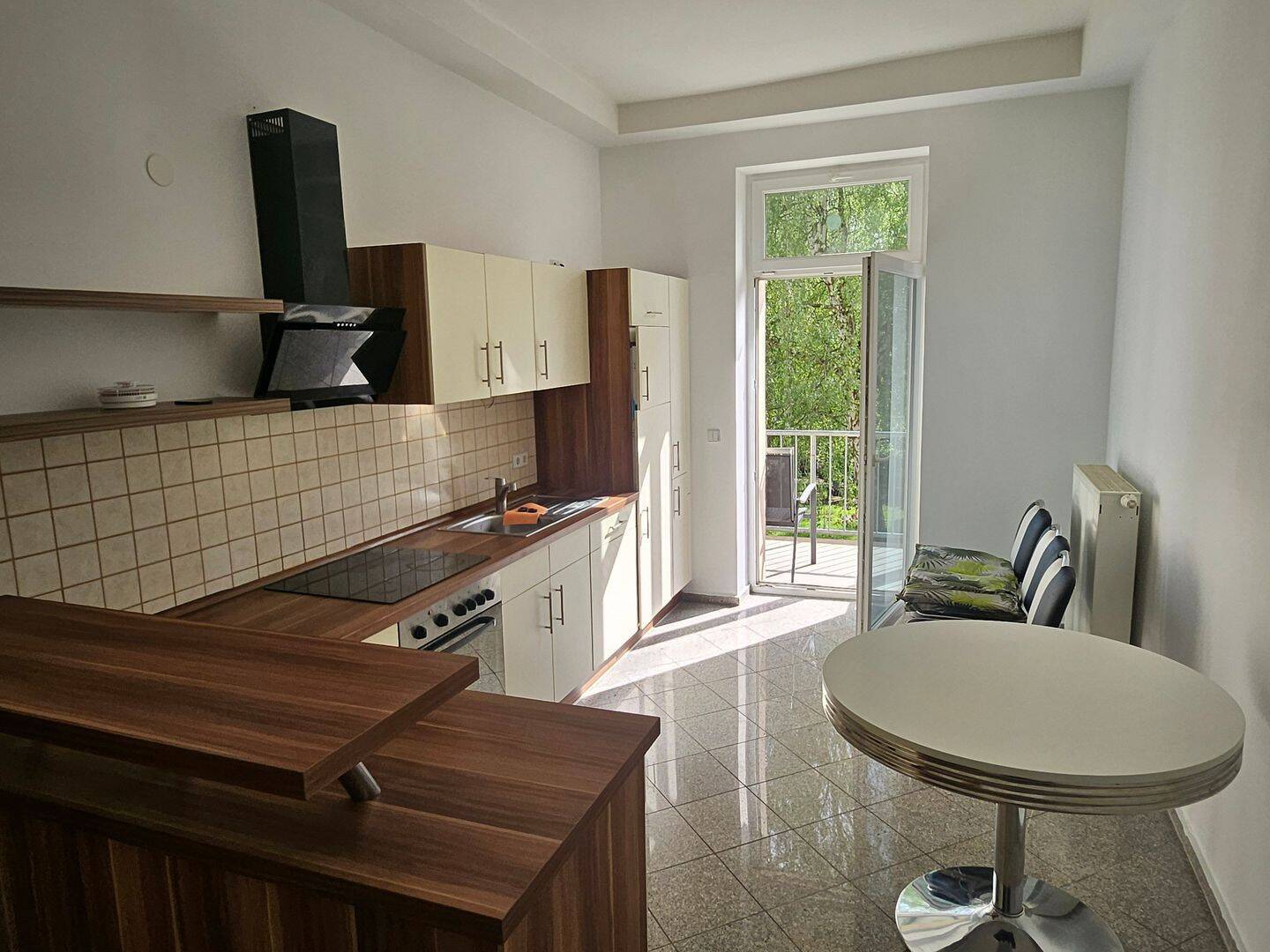 Wunderbare Altbauwohnung mit Einbauküche und Balkon im 1. OG++Pestalozzistrasse - Photo 1