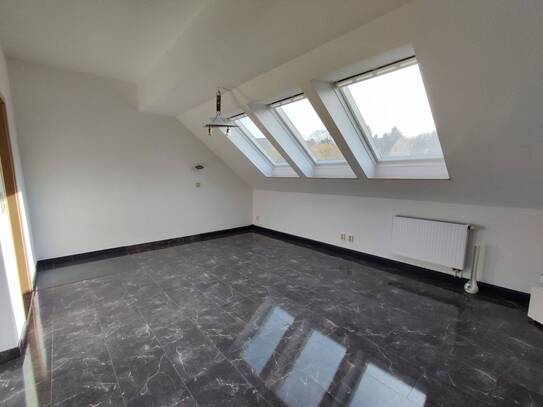 Schöne Dachgeschoss-Wohnung mit moderner Einbauküche-neuer Preis!!!