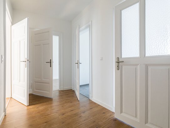 Mit Balkon und modernem Wannenbad: 2-Zimmer-Zuhause in schönem Altbau