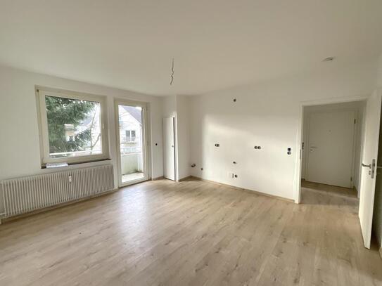 großzügige Küche und Balkon: renovierte Wohnung frei!