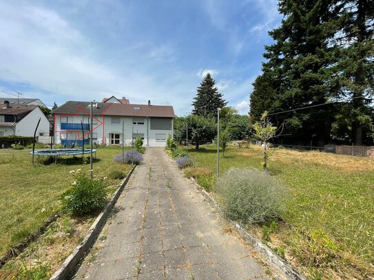 Ein-Zweifamilienhaus mit großem Grundstück in ruhiger Lage in Pfinztal-Berghausen!