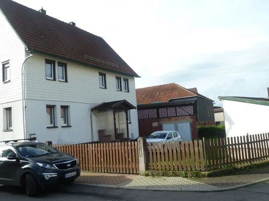 Energetisch ertüchtigtes Wohnhaus mit Pool und Garage in guter Wohnlage