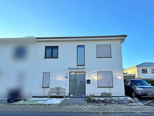 Modernes Neubaueinfamilienhaus mit Garten und Garage