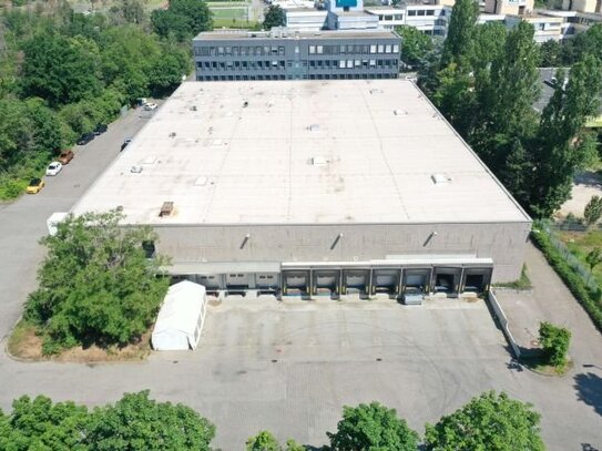 ++IM ALLEINAUFTRAG++ ca. 2.700 m² Halle(20 Tore) Freifläche/ 7,5 m UKB zu vermieten