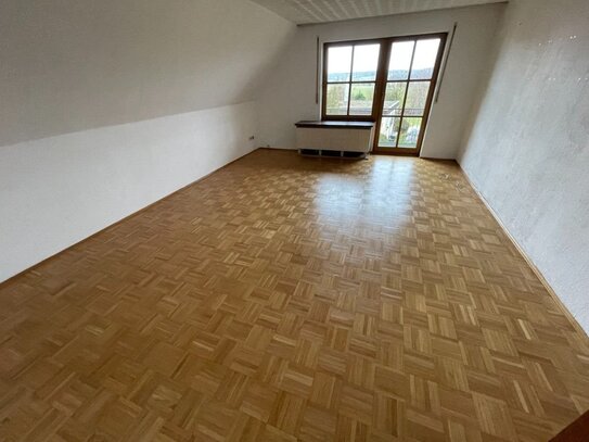 Helle Dachgeschosswohnung mit Blick ins Grüne - hier finden Sie Ruhe. Frei zum 01.06.2025.