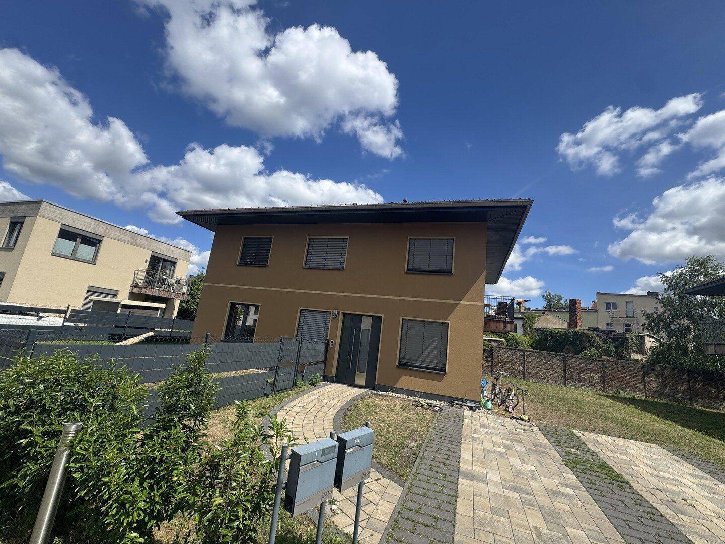 Traumhafte 4 Raumwohnung mit großem Garten in einer Villa - Photo 1
