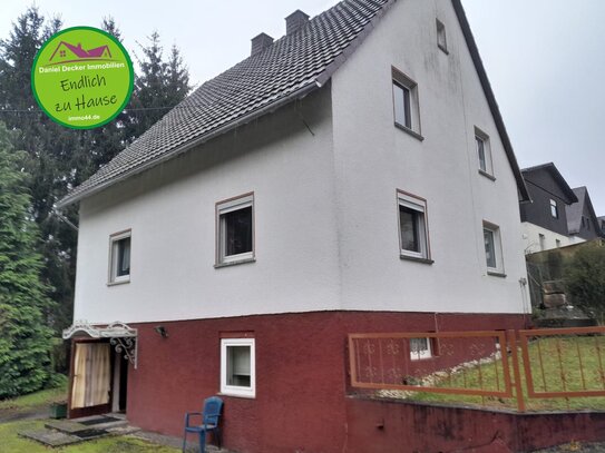 ** Haus in Herborn-Seelbach in ruhiger Wohnlage + Garten + zwei Garagen **