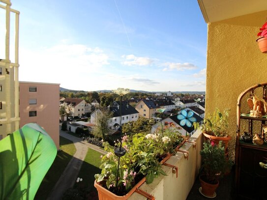 Renovierungsbedürftige leerstehende 2-Zi.-Wohnung mit Balkon und Garage in guter Wohnlage im 5.OG