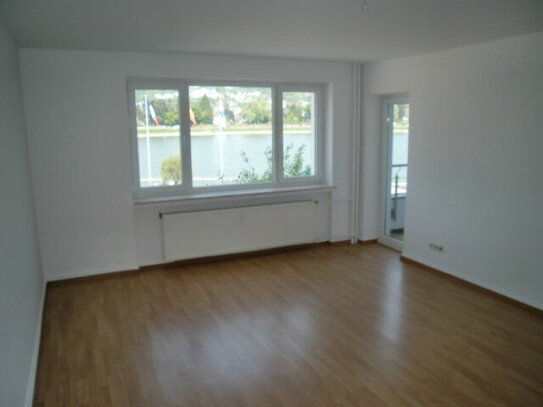 1A-Rheinlage! Helle 4-Zimmerwohnung mit 90 m² Wohnfläche, Duschbad, Laminat und Loggia!