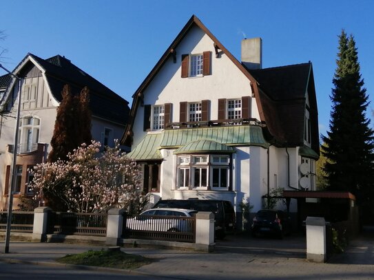 Historische Villa mit 4 Wohneinheiten 450m² WFl./1.495 m² Grundstück mit zusätzlichem Baugrundstück (sehr gut vermietet)