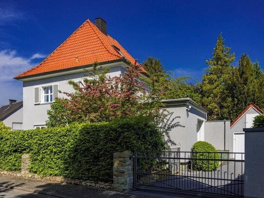 ZU VERKAUFEN: Einzigartige Altbau-Villa (ca. 210m²) mit traumhaften Garten in ruhiger Lage mit viel Charme, Stil und Ge…