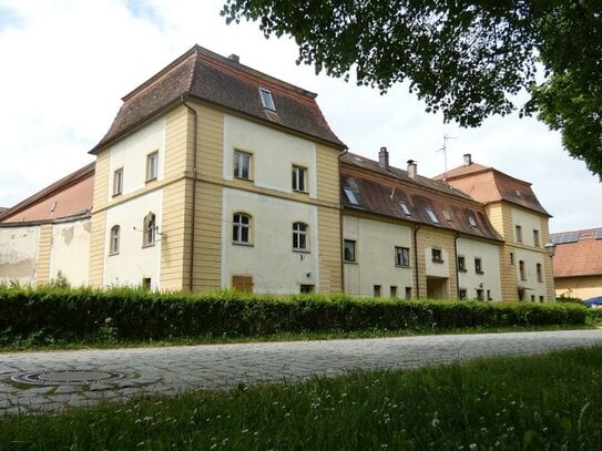 Denkmalgeschütztes Wohnhaus mit neuer Zentralheizung als Teil der historischen Schlossanlage