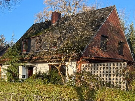 solides Ein- / Zwei-Familienhaus mit Renovierungs- & Sanierungsbedarf, Doppelgarage & Keller