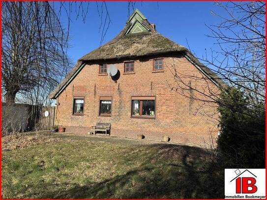 Reetdachwohnhaus mit Nebengebäuden in der Gemeinde Jade