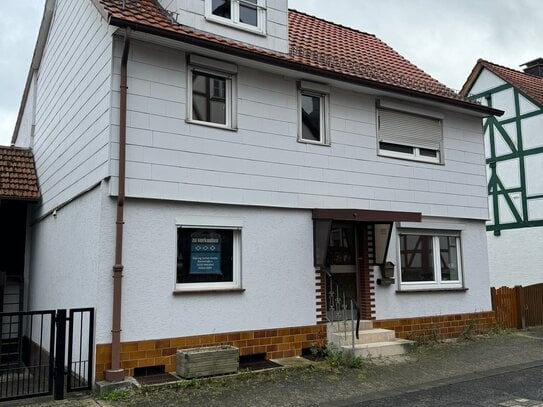 Zweifamilienhaus mit großem Grundstück und viel Potentail in zentraler Lage in Altwildungen