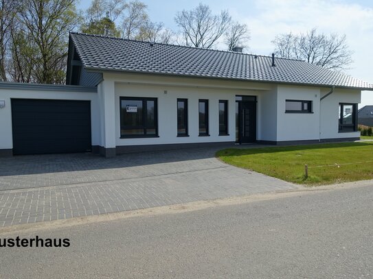 Überaus ansprechender Neubau - Satteldachbungalow in ruhiger Wohnlage