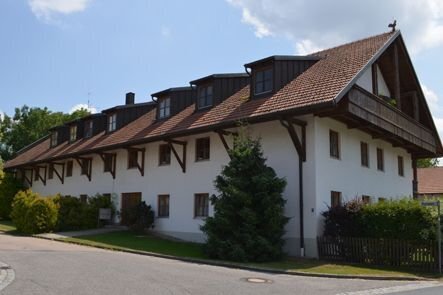 Geräumige 2,5 Zimmerwohnung mit Balkon- 1.OG