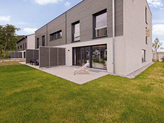 Helles Reiheneckhaus im modernen Baustil mit Flachdach und Dachterrasse