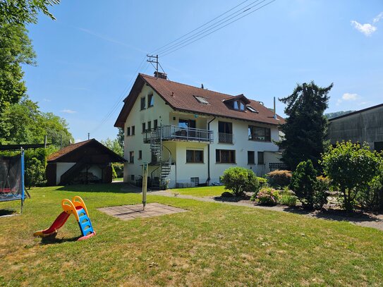 3 Familienhaus mit Gewerbehallen, schöner Garten, Garagen, Ortsrandlage