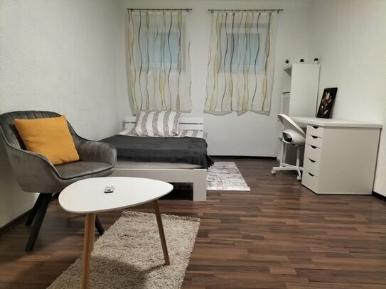 Schönes und voll möbliertes 15 m² WG-Zimmer in einer 3-Zimmer-Wohnung im Zentrum von Stuttgart