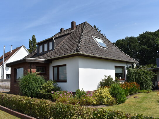 Attraktiver Bungalow mit ca. 1.200 qm wunderschönem Garten, 6 Zimmer, Garage u. Teilkeller