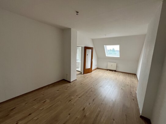 helle und renovierte 2,5 Zimmer Dachgeschoßwohnung