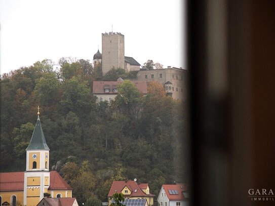 Traumhafte 3 Zimmer-Wohnung mit Burgblick und Tiefgaragenstellplatz in ruhiger Lage