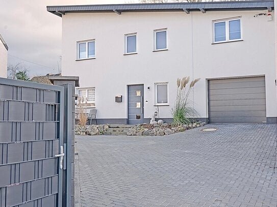 Modernes Einfamilienhaus mit großer Terrasse, Saunahaus, Whirlpool und Garage