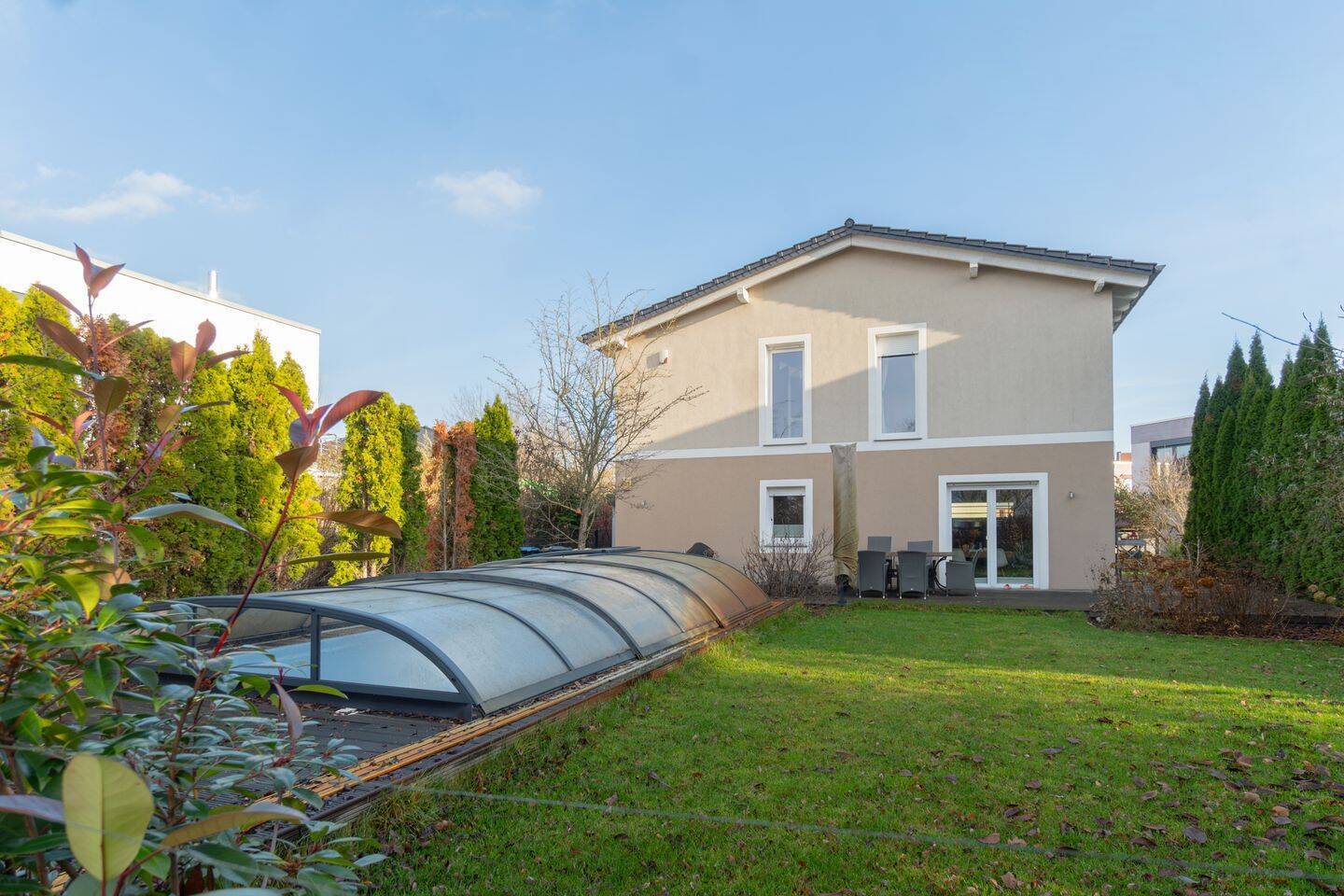 Moderne, möblierte Stadtvilla in familienfreundlicher Nachbarschaft mit Südgarten und Pool - Photo 1