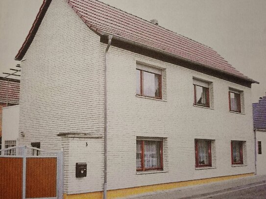 Einfamilienhaus mit Hof und Nebengebäuden