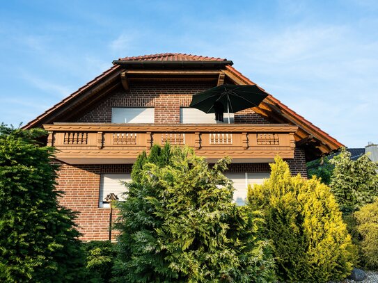 Hochwertige DG-Wohnung mit großem Balkon im Zweifamilienhaus, zentral aber ruhig gelegen in Mastholte