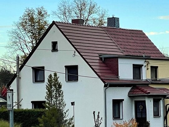 Voll unterkellerte Doppelhaushälfte mit großem Gartengrundstück, Nebengelass und Garage, umgeben von viel Grün, zu verk…