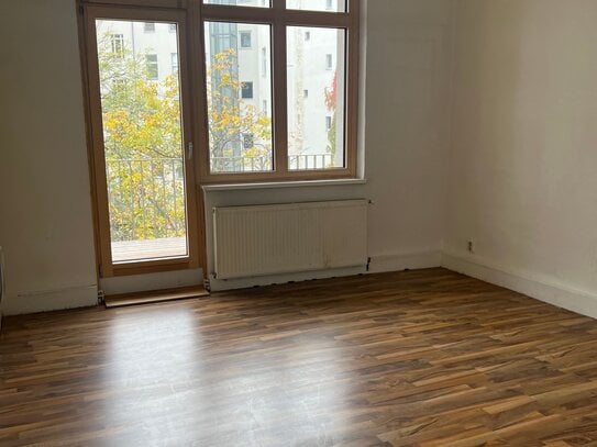 Bezugsfrei! Altbauwohnung in Kreuzberg mit 3 Zimmern und Balkon!