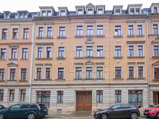 Komfortabler Altbau in Elbnähe. Balkon, Parkett, Carport, und Tageslichtbad mit Wanne.