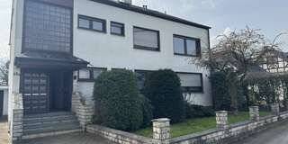 Freistehendes Mehrfamilienhaus mit großzügigem Garten in grüner Lage