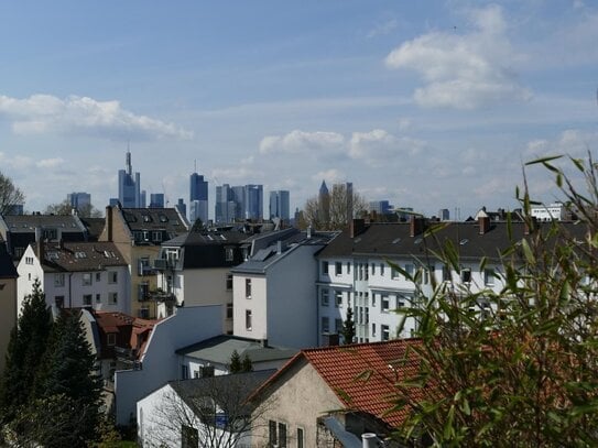 Helle Maisonette Wohnung mit großer Loggia und Skylineblick