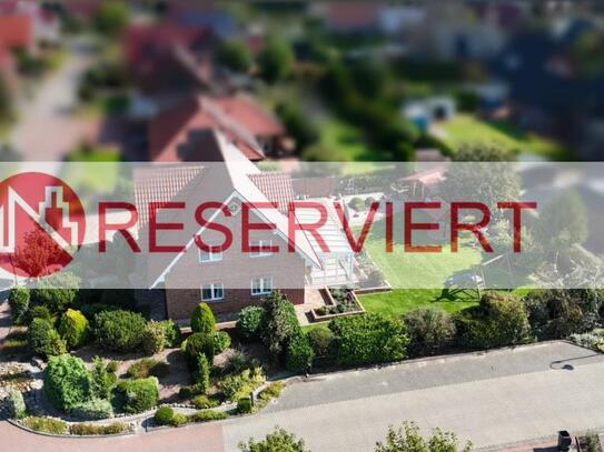 Reserviert!!! KÄUFERPROVISIONSFREI - HOCHWERTIGES und frisch renoviertes EFH mit Friesengiebel, Doppelgarage, Winterg...