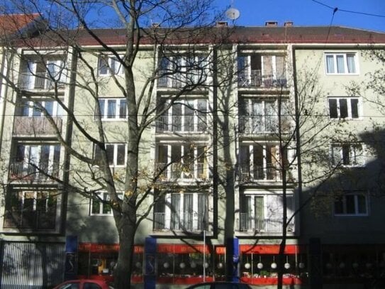 helle, ruhige 1,5 Zimmer Wohnung im zentralen Schwabing am Hohenzollernplatz zum begrünten Innenhof