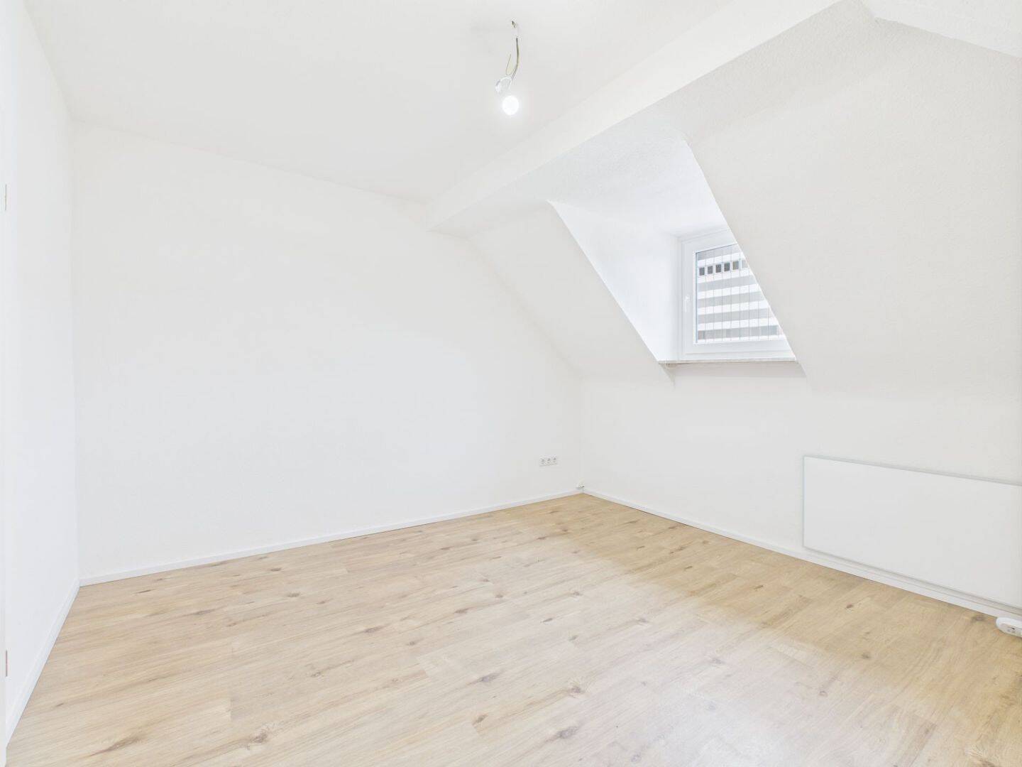 Renditestarkes Investment: Stilvolle Dachgeschosswohnung in Top-Lage