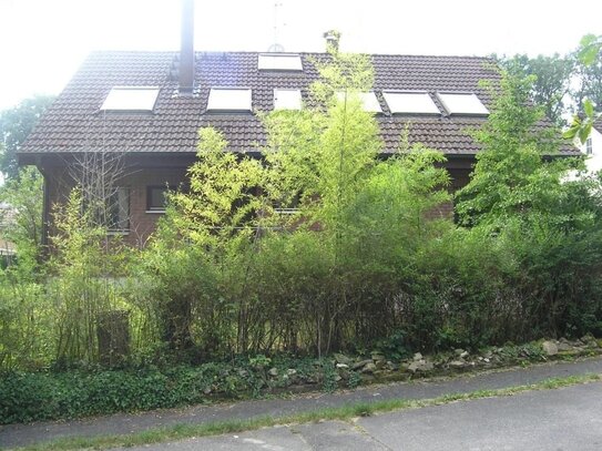 Renovierungsbedürftiges 1-Familien-Haus mit Garage