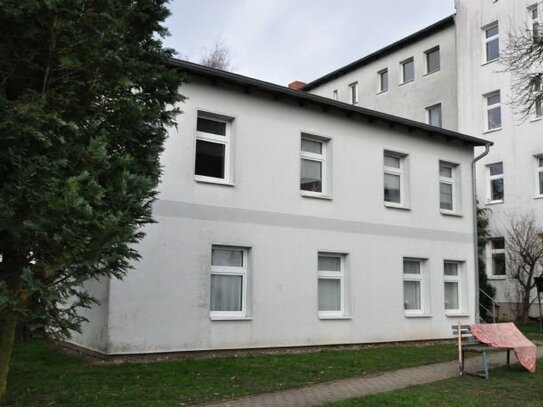 helle, großzügige 2-Zimmer-Wohnung Hinterhofgebäude + optionaler PKW-Stellplatz