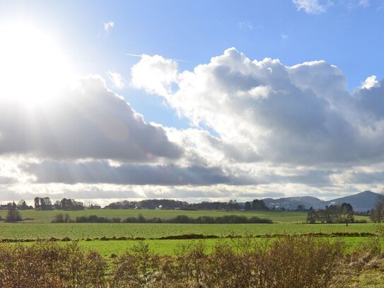 Außergewöhnlich sonniges Baugrundstück mit unverbaubarem Blick ins Grüne