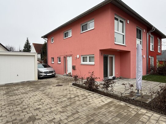 Moderne Doppelhaushälfte mit kleinem Garten in ruhiger Lage