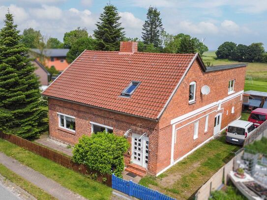 Gepflegtes Einfamilienhaus mit Garten und einzigartig ausgebautem Dachgeschoss in Feldrandlage