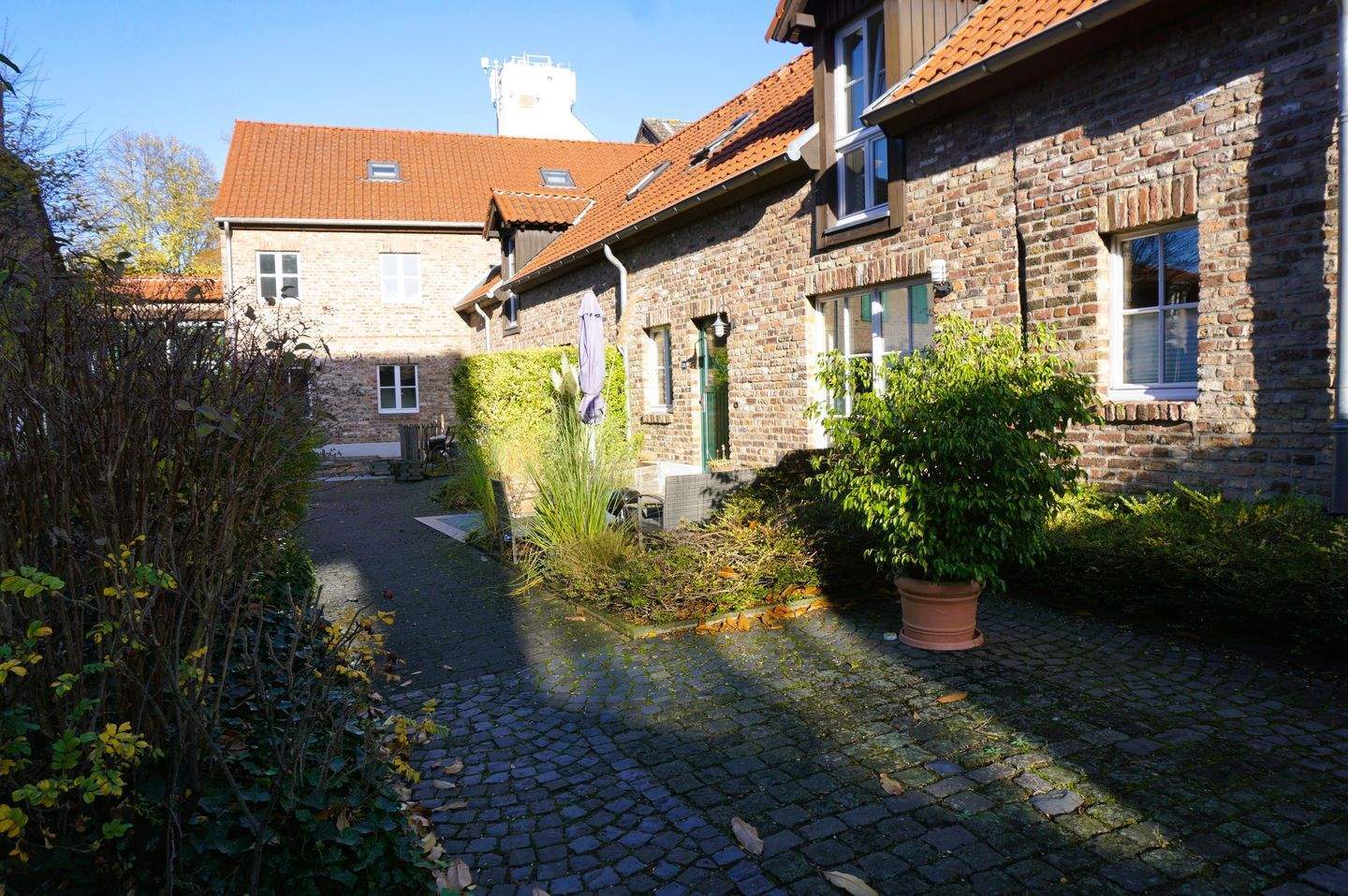 2 Zimmerwohnung mit Terrasse in kernsanierter denkmalgeschützter Hofanlage zu verkaufen