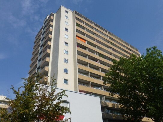 In bester Innenstadtlage: Großes 1 Zimmer-Apartment mit herrlichem Blick und überdachter Loggia, Gießen