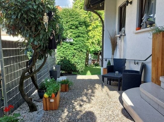 Sehr großzügiges, freistehender Bungalow mit Einliegerwohnung, Süd Terrasse, Balkon, Garten, Do-Garage und Stellplätzen…